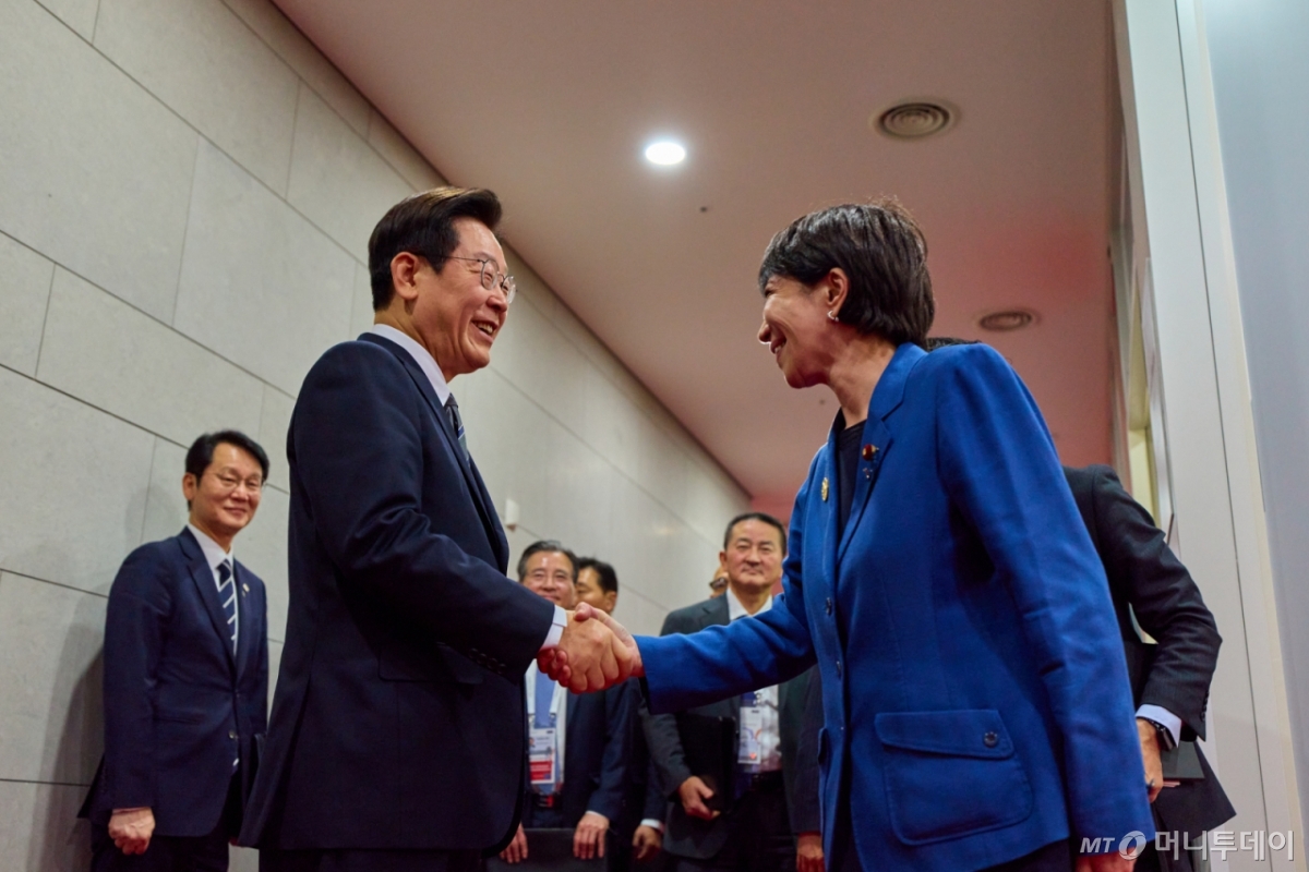 (서울=뉴스1) 허경 기자 = 이재명 대통령과 다카이치 사나에 일본 총리가 30일 경북 경주 APEC 정상회의장에서 열린 한일 정상회담에 앞서 악수하고 있다. (대통령실 제공. 재판매 및 DB 금지) 2025.10.30/뉴스1  Copyright © 뉴스1. All rights reserved. 무단 전재 및 재배포,  AI학습 이용 금지. 