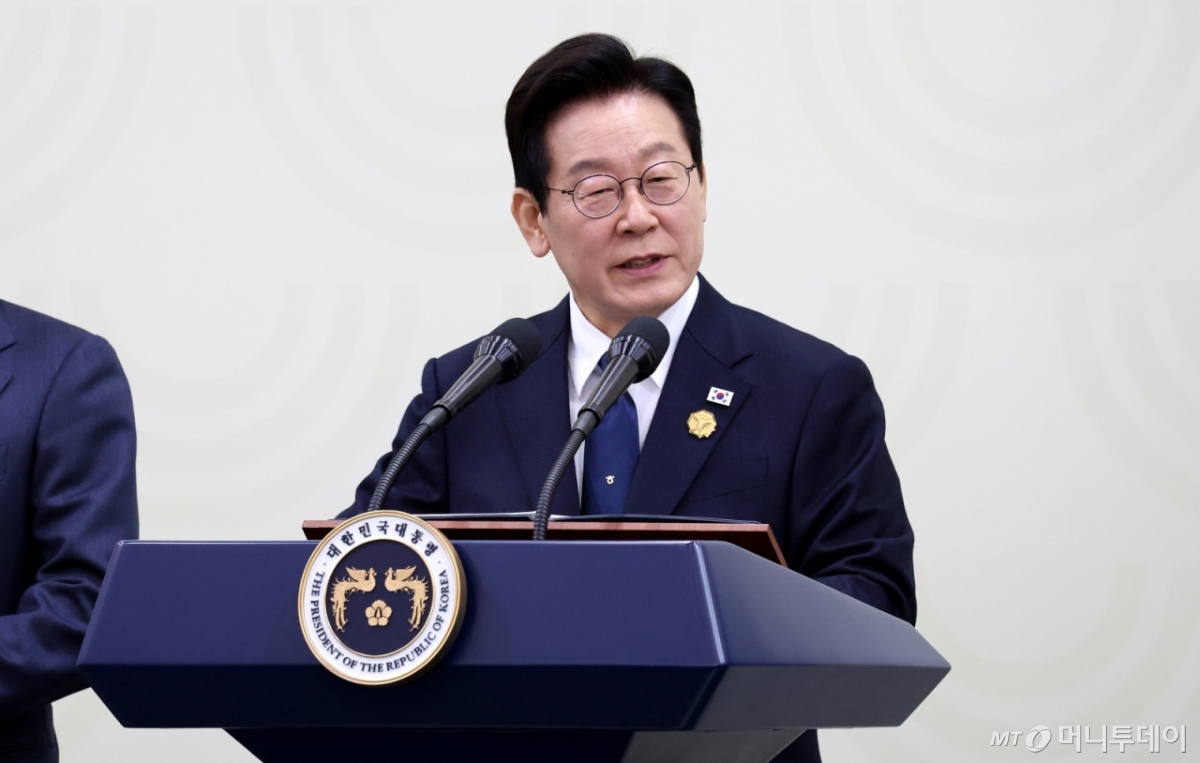 [경주=뉴시스] 이무열 기자 = 이재명 대통령이 1일 경북 경주화백컨벤션센터(HICO) 내 마련된 APEC(아시아태평양경제협력체) 정상회의 국제미디어센터(IMC)에서 기자회견을 하고 있다. 2025.11.01. lmy@newsis.com /사진=이무열