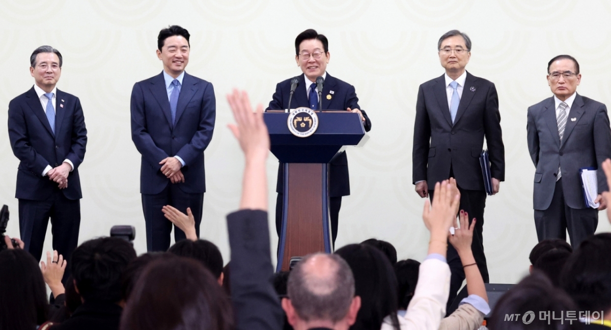 [경주=뉴시스] 추상철 기자 = 이재명 대통령이 1일 경북 경주화백컨벤션센터(HICO) 내 마련된 APEC(아시아태평양경제협력체) 정상회의 국제미디어센터(IMC)에서 기자회견을 열고 취재진의 질문을 받고 있다. 2025.11.01. scchoo@newsis.com /사진=추상철