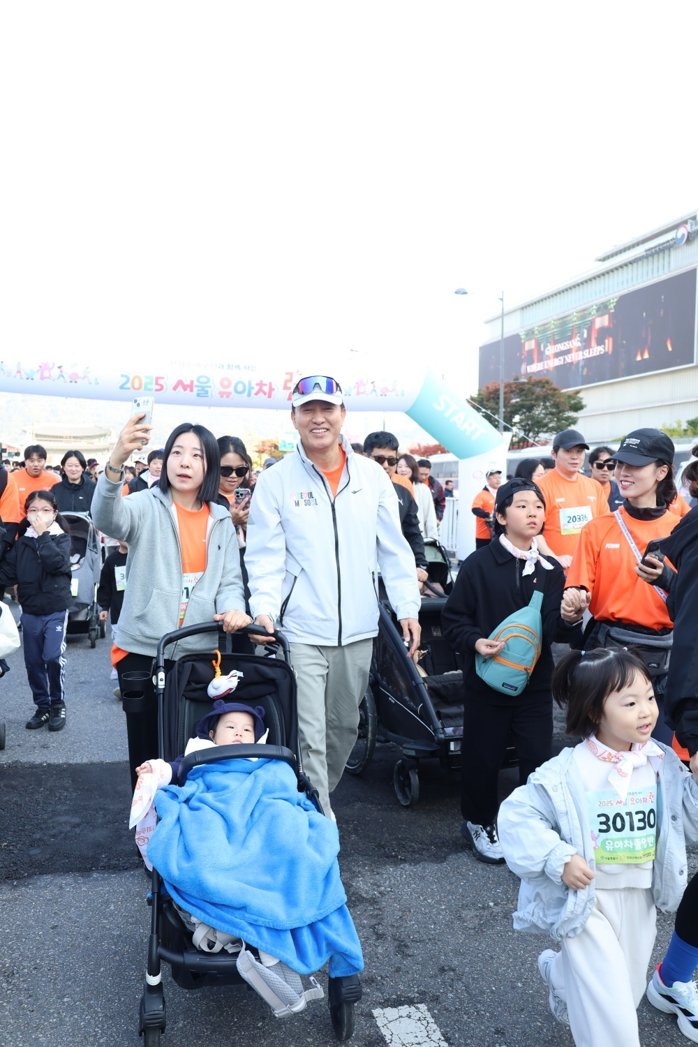 오세훈 서울시장이 1일 오전 광화문광장에서 열린 '2025 서울 유아차 런' 참가자들과 함께 유아차를 끌며 세종대로를 걷고 있다/사진=서울