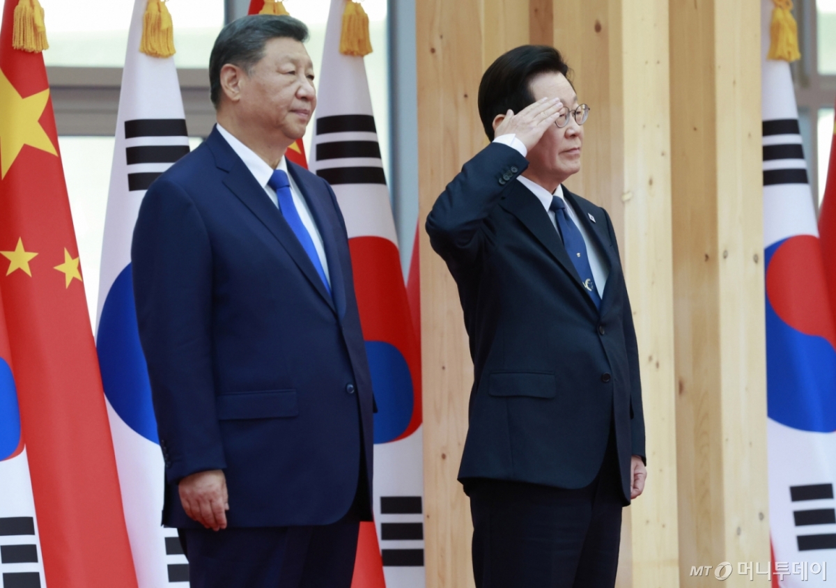 [경주=뉴시스] 최동준 기자 = 이재명 대통령이 1일 경북 경주박물관에서 열린 시진핑 중국 국가주석 공식 환영식에서 거수 경례를 하고 있다. 2025.11.01. photocdj@newsis.com /사진=추상철