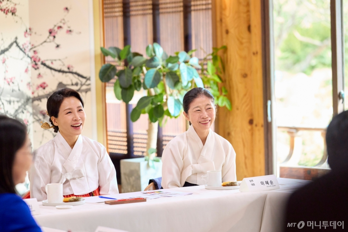 (서울=뉴스1) 허경 기자 = 김혜경 여사가 30일 경북 국립경주박물관 내 수묵당에서 한복디자이너 차담회를 하고 있다.  (대통령실 제공. 재판매 및 DB 금지) 2025.10.30/뉴스1  Copyright © 뉴스1. All rights reserved. 무단 전재 및 재배포,  AI학습 이용 금지. /사진=(서울=뉴스1) 허경 기자