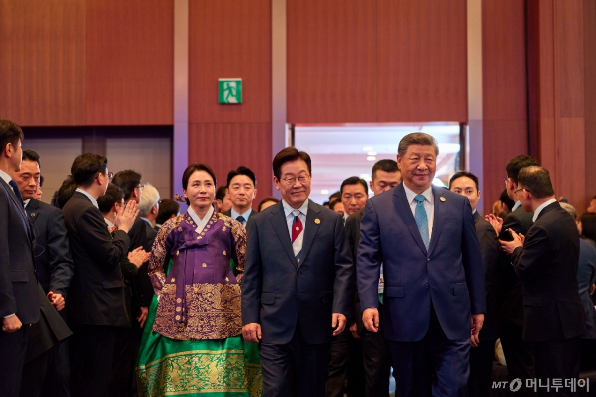 [경주=뉴시스] 최동준 기자 = 이재명 대통령과 김혜경 여사가 31일 경북 경주시 라한셀렉트호텔에서 열린 2025 아시아태평양경제협력체(APEC) 정상회의 만찬에서 시진핑 중국 국가주석과 함께 입장하고 있다. (사진=대통령실 제공) 2025.11.01. photo@newsis.com *재판매 및 DB 금지 /사진=