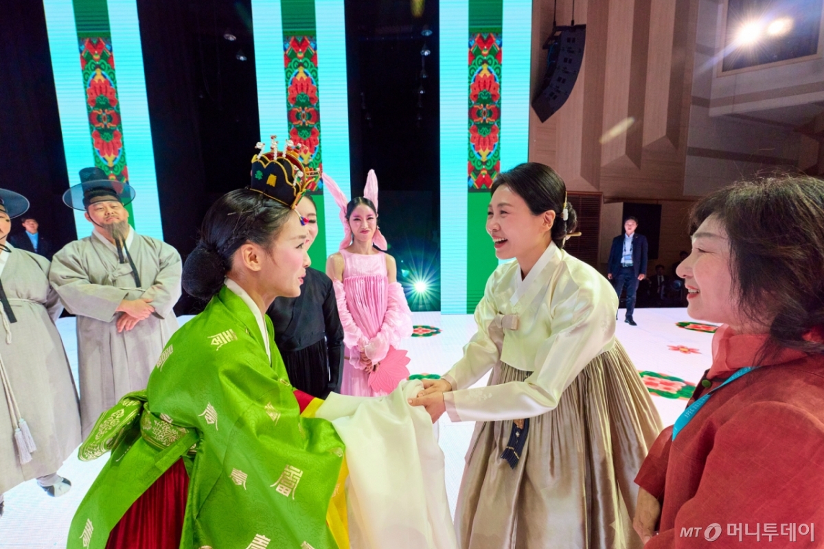 (서울=뉴스1) 이재명 기자 = 김혜경 여사가 1일 경북 경주시 엑스포대공원 문화센터를 찾아 2025 아시아태평양경제협력체(APEC) 계기로 공연을 펼친 전통연희극 ‘단심’ 예술단원을 격려하고 있다. (대통령실 제공. 재판매 및 DB 금지)  2025.11.1/뉴스1  Copyright © 뉴스1. All rights reserved. 무단 전재 및 재배포,  AI학습 이용 금지. /사진=(서울=뉴스1) 이재명 기자