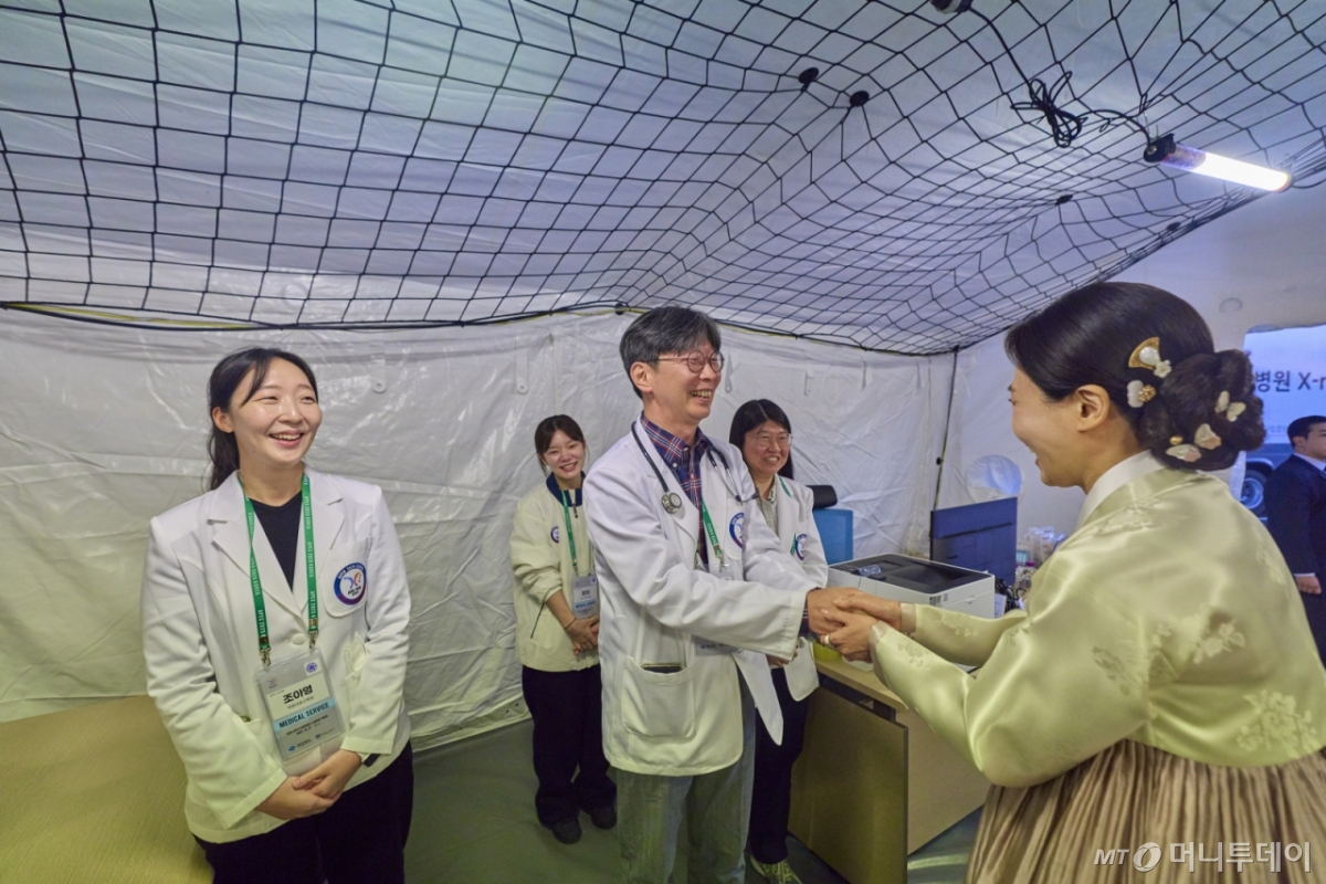 (서울=뉴스1) 이재명 기자 = 김혜경 여사가 1일 경북 경주시 경주화백컨벤션센터(HICO) 인근  2025 아시아태평양경제협력체(APEC) 응급의료 행정본부를 찾아 관계자들을 격려하고 있다. (대통령실 제공. 재판매 및 DB 금지)  2025.11.1/뉴스1  Copyright © 뉴스1. All rights reserved. 무단 전재 및 재배포,  AI학습 이용 금지. /사진=(서울=뉴스1) 이재명 기자