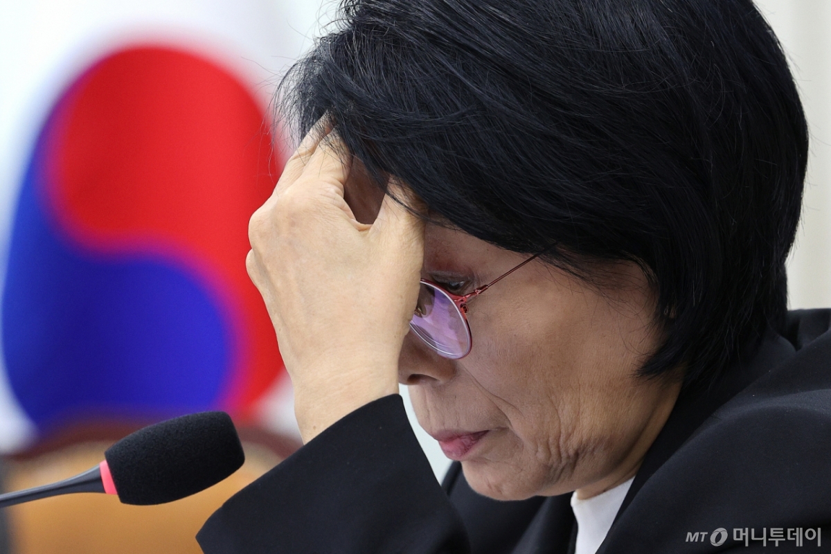 (서울=뉴스1) 신웅수 기자 = 최민희 위원장이 30일 서울 여의도 국회 과학기술정보방송통신위원회에서 열린 국정감사 종합감사에서 생각에 잠겨 있다. 2025.10.30/뉴스1  Copyright © 뉴스1. All rights reserved. 무단 전재 및 재배포,  AI학습 이용 금지. /사진=(서울=뉴스1) 신웅수 기자