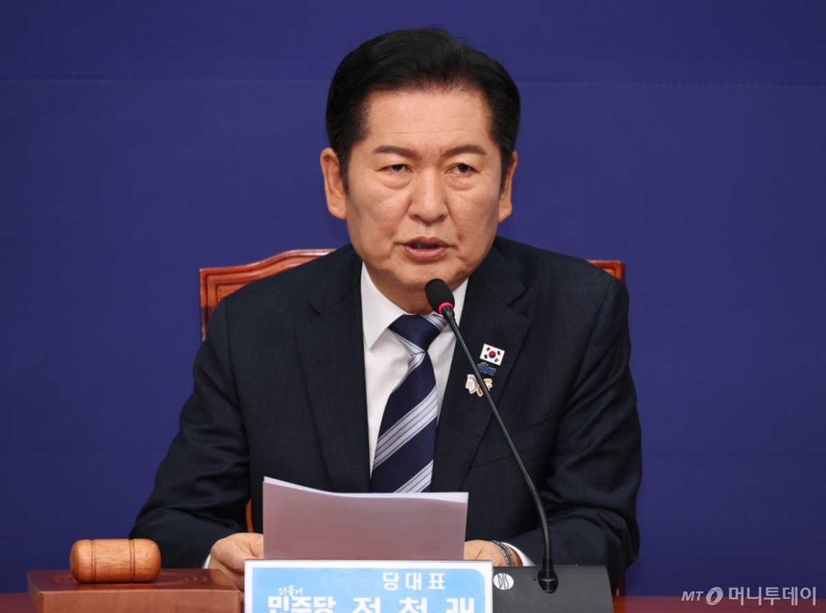 정청래 더불어민주당 대표가 지난달 31일 오전 서울 여의도 국회에서 열린 최고위원회의에서 발언을 하고 있다. /사진=뉴시스