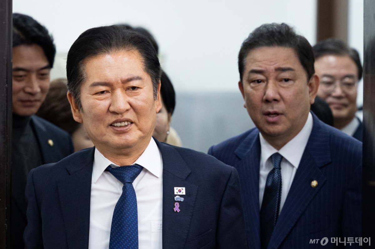 (서울=뉴스1) 유승관 기자 = 정청래 더불어민주당 대표와 김병기 원내대표가 24일 서울 여의도 국회에서 열린 최고위원회의에 참석하고 있다. 2025.10.24/뉴스1  Copyright © 뉴스1. All rights reserved. 무단 전재 및 재배포,  AI학습 이용 금지. /사진=(서울=뉴스1) 유승관 기자