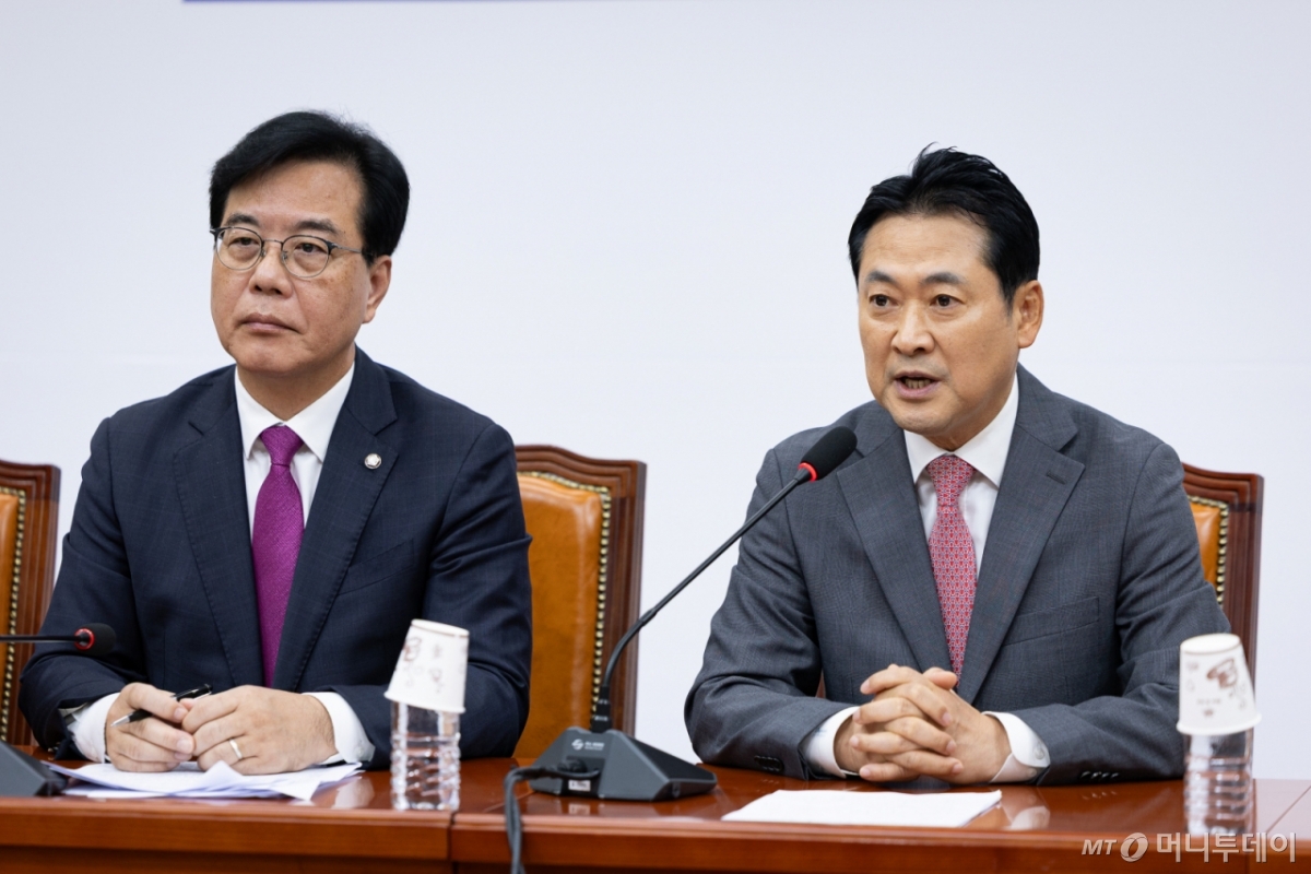 (서울=뉴스1) 유승관 기자 = 장동혁 국민의힘 대표가 12일 서울 여의도 국회에서 열린 기자간담회에서 모두 발언을 하고 있다. 2025.10.12/뉴스1  Copyright © 뉴스1. All rights reserved. 무단 전재 및 재배포,  AI학습 이용 금지. /사진=(서울=뉴스1) 유승관 기자