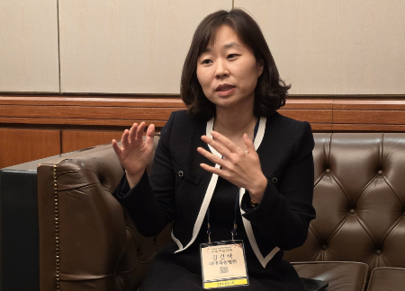 김건하 이대목동병원 신경과 교수가 지난 1일 대한치매학회 추계학술대회에서 올해 초 출범한‘조이알츠’(JOY-ALZ, Joint Registry for Alzheimer's Treatment and Diagnostics)에 대해 설명하고 있다./사진=박정렬 기자