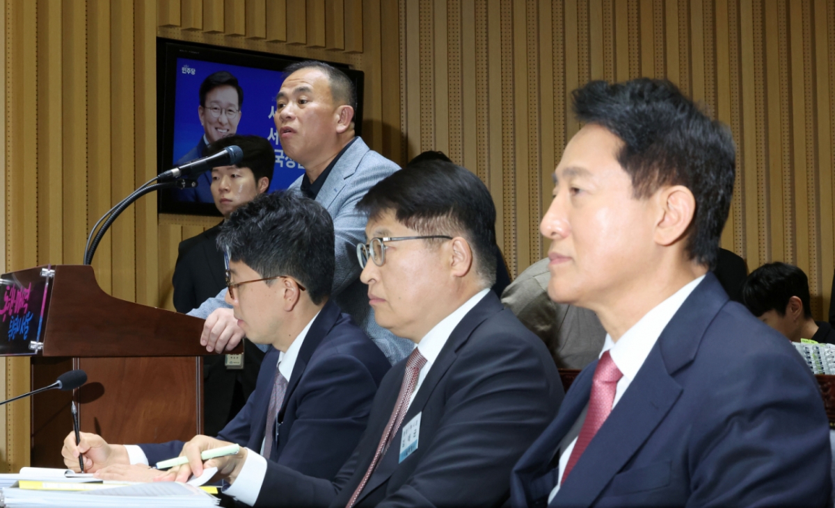 '정치브로커'로 알려진 명태균 씨가 지난 23일 서울시청에서 열린 국회 행정안전위원회의 서울특별시에 대한 국정감사에 증인으로 출석해 의원 질의에 답변하는 도중 오세훈 서울시장이 자리에 앉아있다./사진=뉴시스