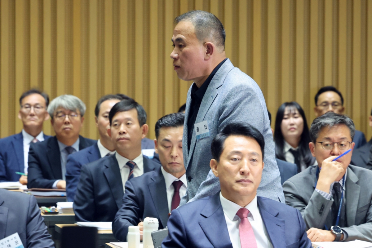 정치 브로커 명태균씨가 지난달 23일 오후 서울 중구 서울시청에서 열린 국회 행정안전위원회 서울시청 국정감사에서 권칠승 더불어민주당 의원 질의에 답변하기 위해 발언대로 향하고 있다. /사진=뉴스1