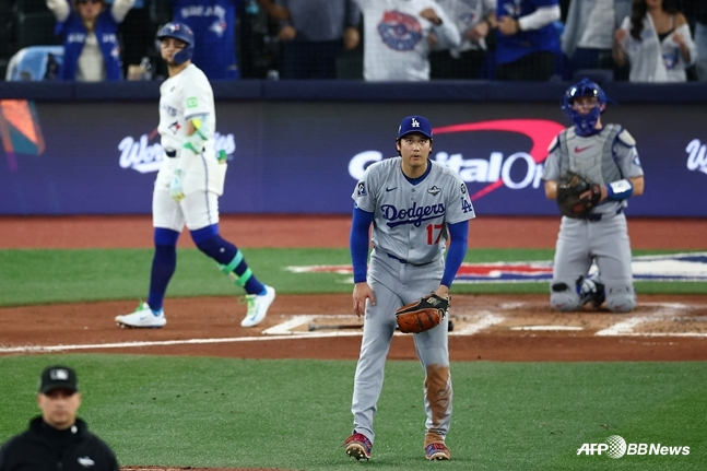 비셋의 홈런 타구를 바라보는 오타니(가운데). /AFPBBNews=뉴스1