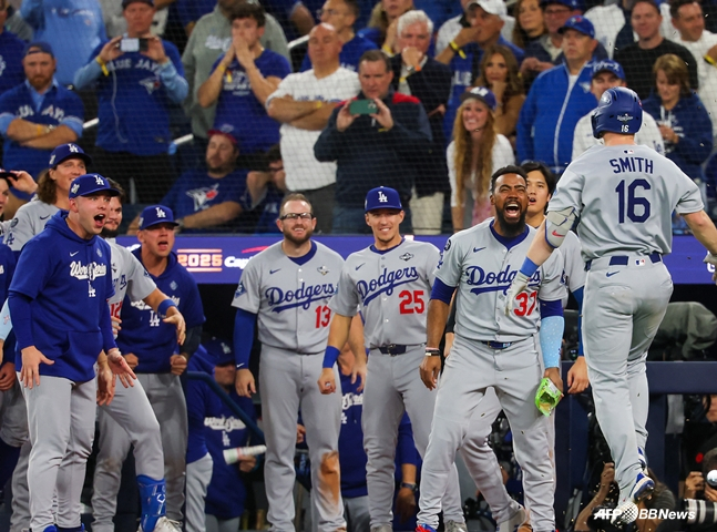 연장 11회 결승 솔로포를 쏘아올린 윌 스미스(오른쪽)./AFPBBNews=뉴스1