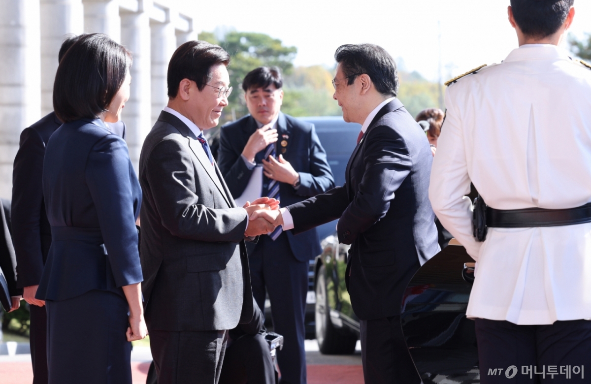 [서울=뉴시스] 최동준 기자 = 이재명 대통령이 2일 한-싱가포르 정상회담이 열리는 서울 용산 대통령실에서 로렌스 웡 싱가포르 총리를 영접하고 있다. (대통령실통신사진기자단) 2025.11.02. photocdj@newsis.com /사진=