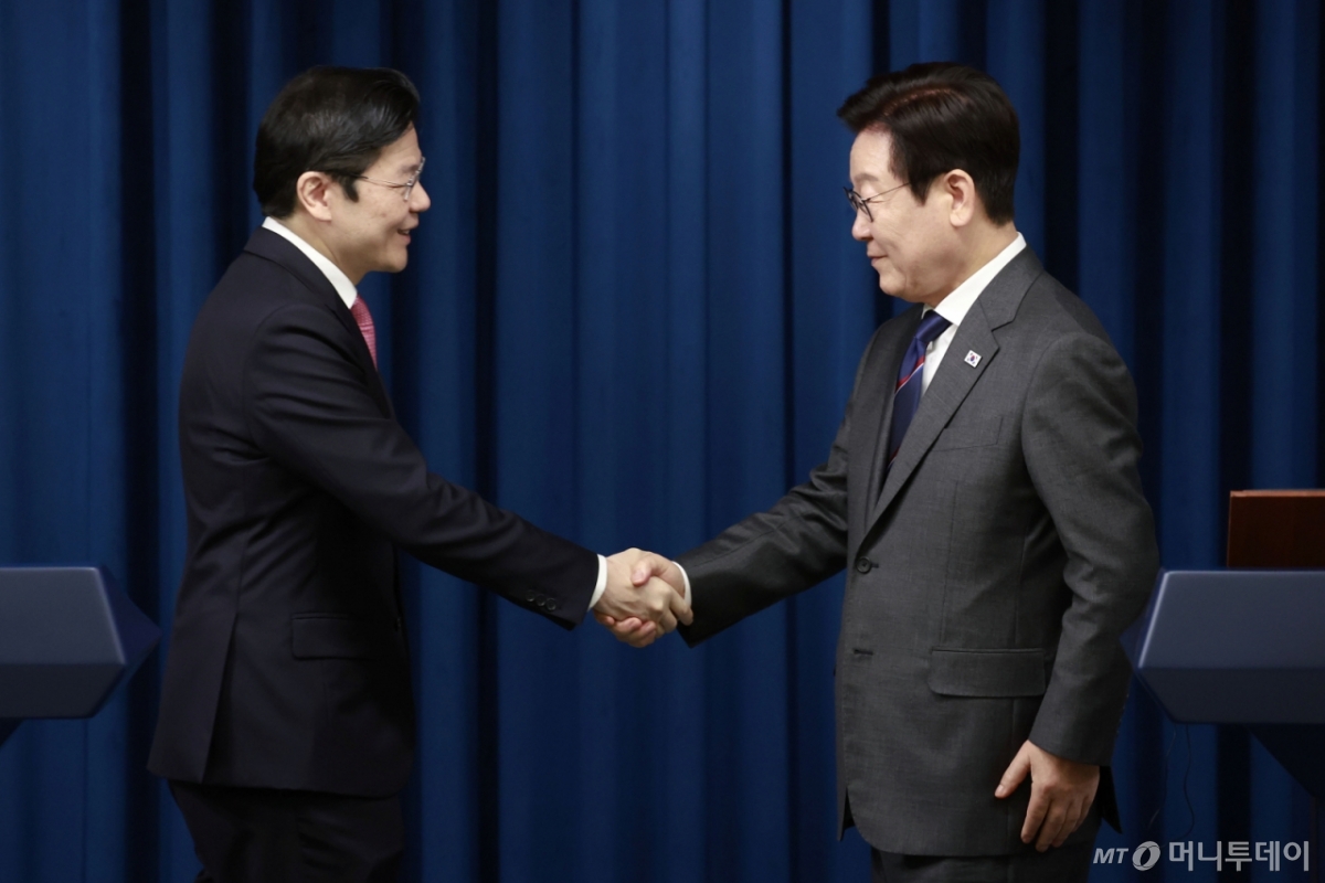 [서울=뉴시스] 최동준 기자 = 이재명 대통령과 로렌스 웡 싱가포르 총리가 2일 서울 용산 대통령실 청사에서 공동언론발표를 마친 뒤 인사하고 있다. 2025.11.02. photocdj@newsis.com /사진=최동준