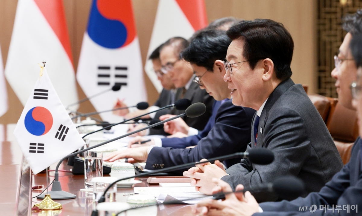 [서울=뉴시스] 고범준 기자 = 이재명 대통령이 2일 서울 용산 대통령실 청사에서 열린 한-싱가포르 정상회담에서 발언하고 있다. 2025.11.02. bjko@newsis.com /사진=고범준