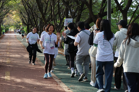 서울아산병원 암병원은 지난 1일 국내 최초 젊은 암 생존자 통합지원 프로그램 'MY HOPE' 운동 크루 창단식을 개최했다. 김희정 서울아산병원 유방외과 교수(사진 왼쪽 맨앞)를 비롯해 암 환자와 암 환자의 가족, 친구 등으로 구성된 MY HOPE 크루원들이 서울아산병원 인근 성내천 뚝방길을 걷고 뛰며 서로를 응원하고 있다./사진=서울아산병원