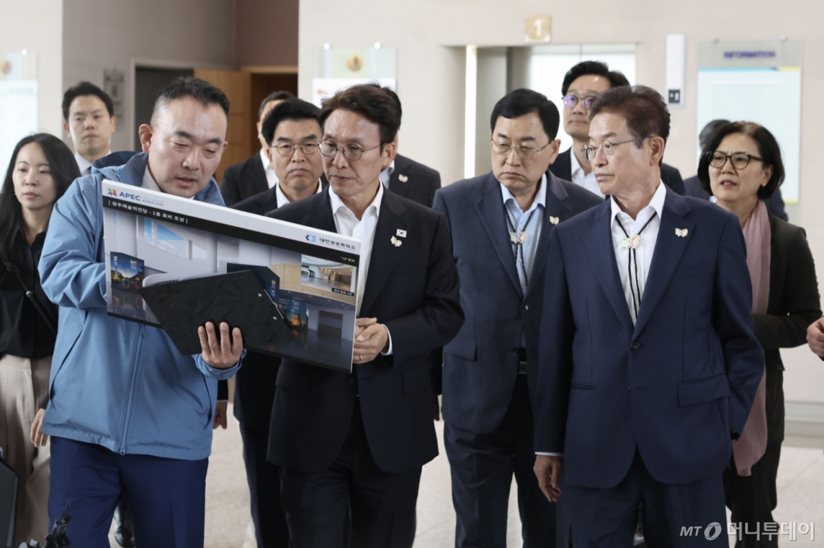 [서울=뉴시스] 추상철 기자 = APEC 정상회의 준비위원장 김민석 국무총리가 17일 경북 경주시 소재 APEC 경제인행사장소에서 준비 상황을 점검하고 있다. (사진=총리실 제공) 2025.10.17. photo@newsis.com *재판매 및 DB 금지 /사진=