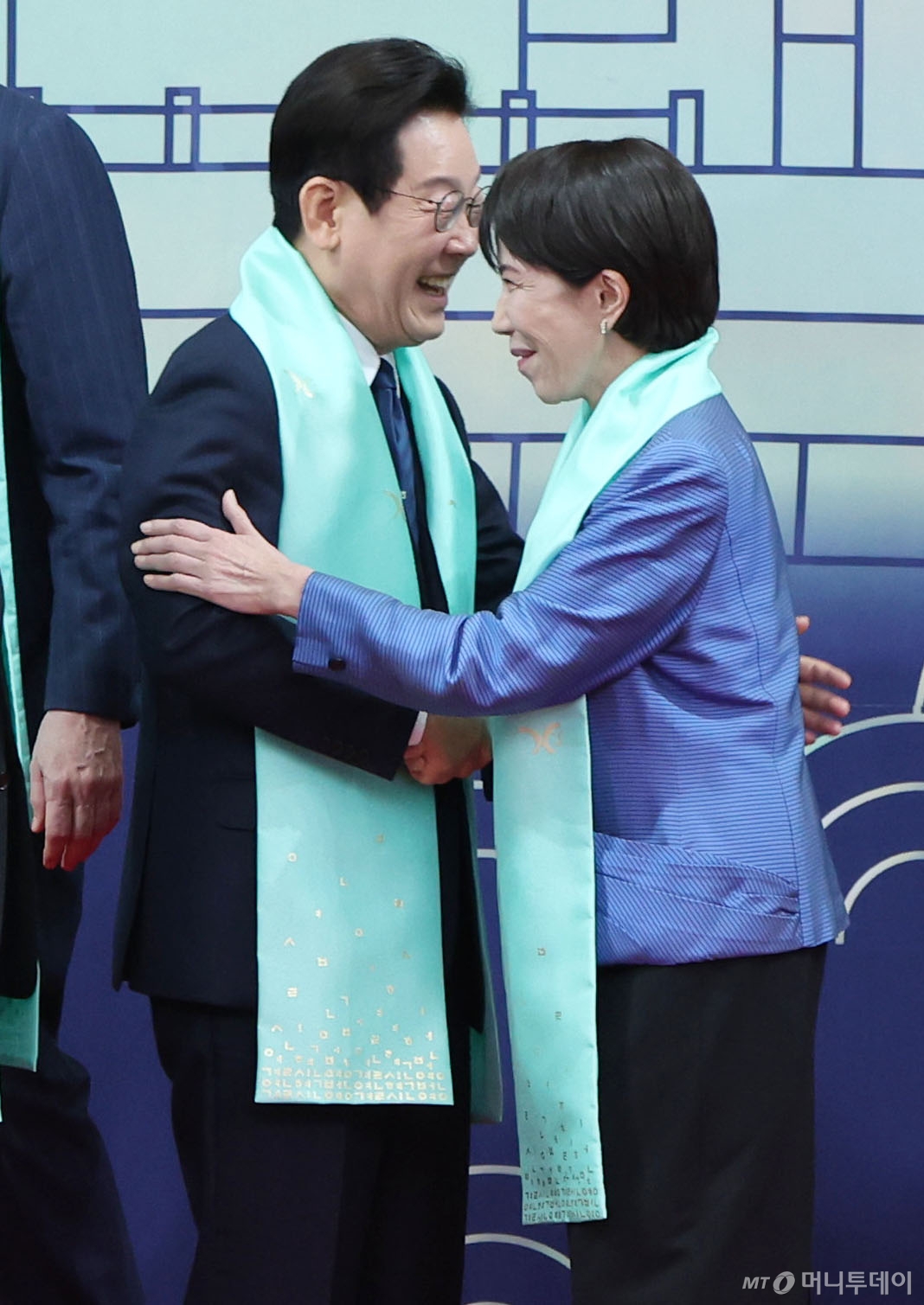 [경주=뉴시스] 최동준 기자 = 이재명 대통령이 1일 경북 경주화백컨벤션센터에서 열린 APEC(아시아태평양경제협력체) 정상회의 공식 기념촬영 행사에서 다카이치 사나에 일본 총리와 인사하고 있다. 2025.11.01. photocdj@newsis.com /사진=