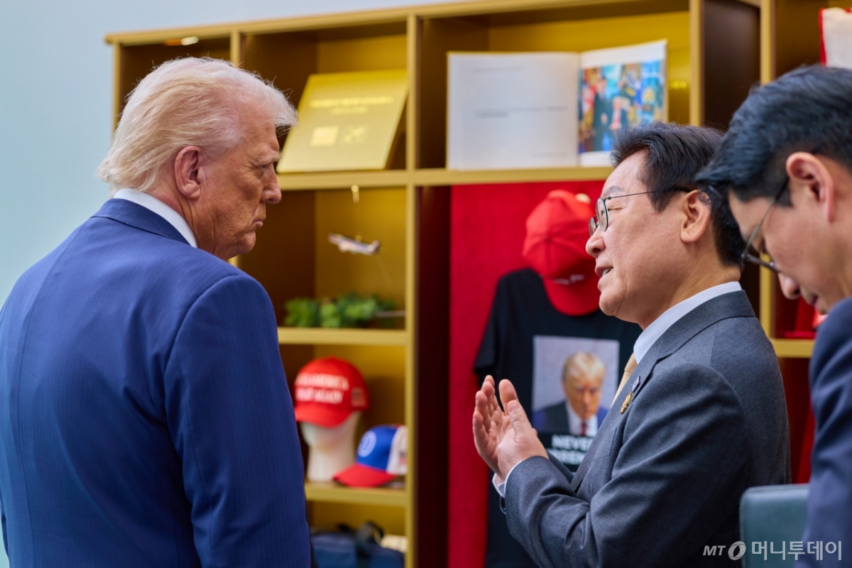 이재명 대통령과 도널드 트럼프 미국 대통령이 지난 10월29일 경북 경주박물관에서 정상회담을 앞두고 트럼프 굿즈 전시품을 관람하며 대화하고 있다. / 사진=대통령실
