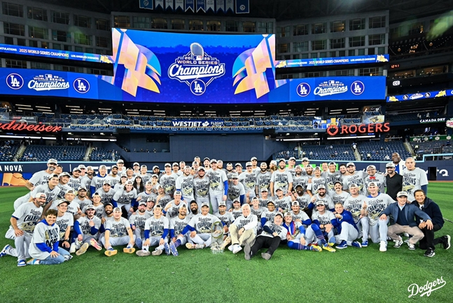 다저스 선수단이 기념촬영을 하고 있다. /사진=다저스 공식 SNS