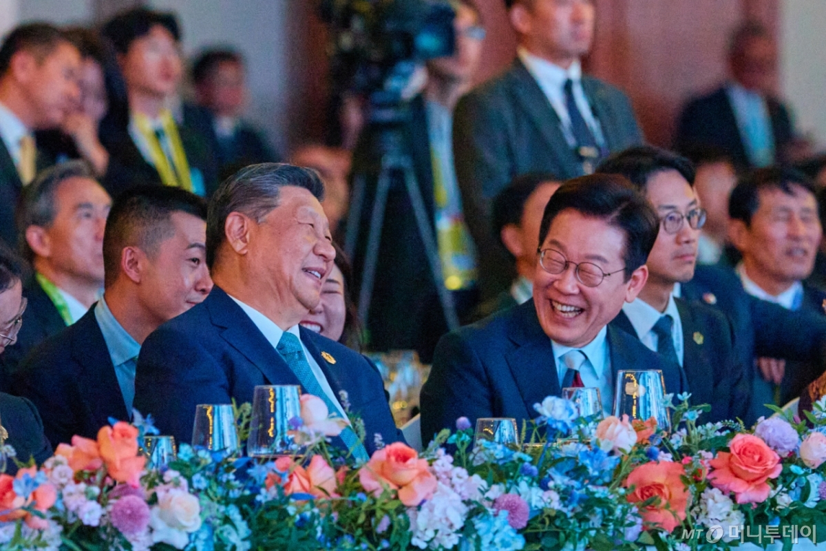 (서울=뉴스1) 이재명 기자 = 이재명 대통령과 시진핑 중국 국가주석이 지난 31일 경북 경주시 라한셀렉트호텔에서 열린 2025 아시아태평양경제협력체(APEC) 정상회의 만찬에서 대화를 하고 있다. (대통령실 제공. 재판매 및 DB 금지) 2025.11.1/뉴스1  Copyright © 뉴스1. All rights reserved. 무단 전재 및 재배포,  AI학습 이용 금지. /사진=(서울=뉴스1) 이재명 기자