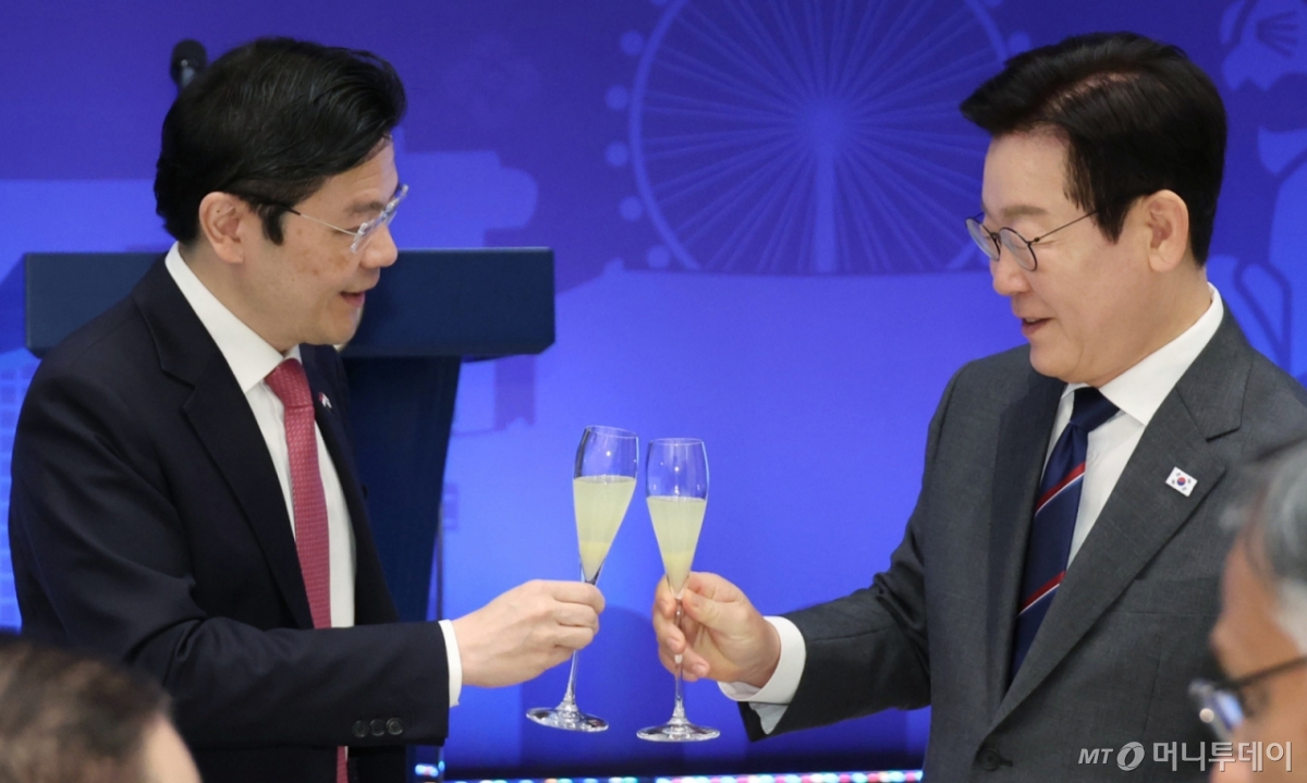 [서울=뉴시스] 최동준 기자 = 이재명 대통령과 로렌스 웡 싱가포르 총리가 2일 서울 용산 대통령실 청사에서 열린 한-싱가포르 공식오찬에서 건배를 하고 있다. (대통령실통신사진기자단) 2025.11.02. photocdj@newsis.com /사진=