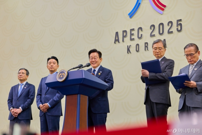 이재명 대통령이 2025 아시아태평양경제협력체(APEC) 정상회의 폐막일인 1일 오후 경북 경주화백컨벤션센터(HICO) 인근 국제미디어센터(IMC)에서 기자회견을 하고 있다. / 사진=대통령실