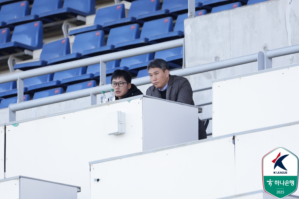 이정효(왼쪽) 광주FC 감독이 관중석에서 경기를 지켜보고 있다. /사진=한국프로축구연맹 제공