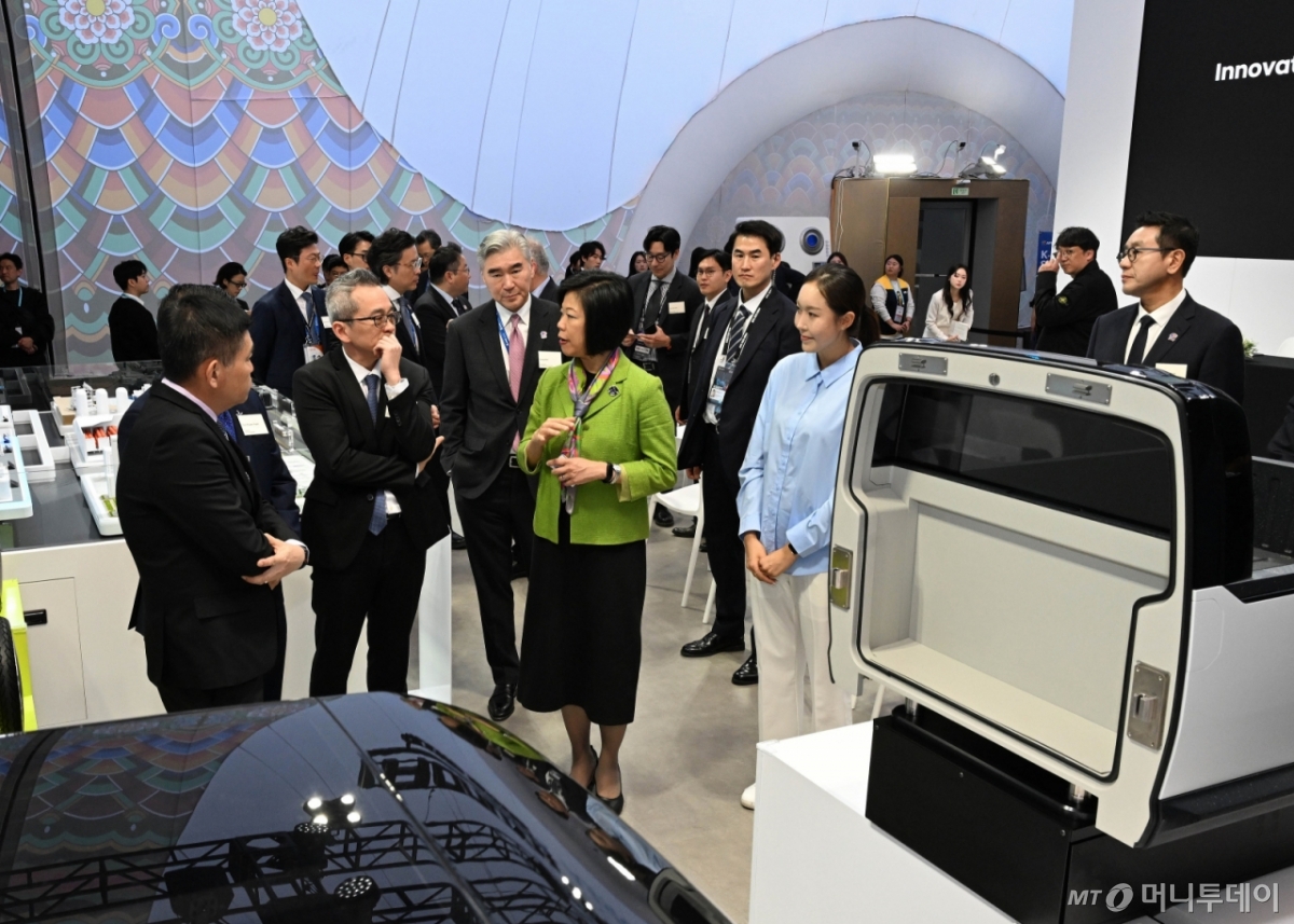 '모빌리티 협력을 바탕으로 한 혁신기술 협력 MOU' 행사 참가자들이 경주엑스포대공원 내 'K테크 쇼케이스' 현대차그룹관에서 기아 PBV 등 현대차그룹의 전시물을 관람하고 있다. /사진 제공=현대차·기아