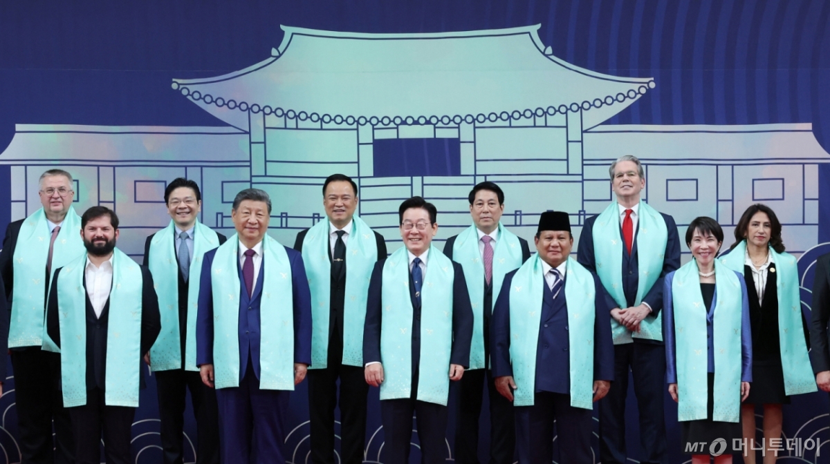 이재명 대통령이 1일 경북 경주화백컨벤션센터에서 열린 APEC(아시아태평양경제협력체) 정상회의 공식 기념촬영 행사에서 시진핑 중국 국가주석 등 각국 정상들과 기념촬영을 하고 있다. / /사진=뉴시스