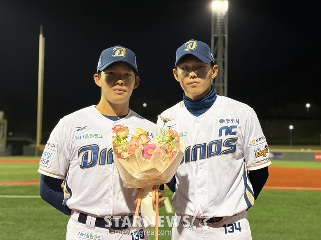NC 고준휘(왼쪽)와 신재인이 1일 울산 문수야구장에서 열린 2025 울산-KBO Fall League 결승전 승리 후 기념촬영을 하고 있다. /사진=양정웅 기자
