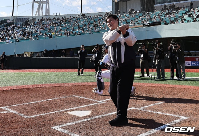 허구연 KBO 총재가 지난 1일 열린 2025 울산-KBO Fall League 결승전에서 시타자로 나서고 있다.