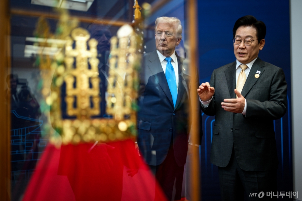 (워싱턴=뉴스1) 류정민 특파원 = 이재명 대통령이 지난 29일 국립경주박물관에서 열린 한미정상회담에 앞서 도널드 트럼프 미국 대통령에게 선물할 신라 금관 모형에 대해 설명하고 있다.(백악관 공식 사진, 다니엘 토록 촬영, 재판매 및 DB금지)  Copyright © 뉴스1. All rights reserved. 무단 전재 및 재배포,  AI학습 이용 금지. /사진=(워싱턴=뉴스1) 류정민 특파원