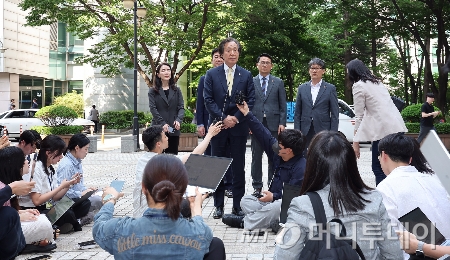 정기석 국민건강보험공단 이사장이 지난 5월 22일 오후 서울 서초구 서울고등법원에서 열리는 담배소송 항소심 최종변론(12차)을 앞두고 기자회견을 하고 있다. 건보공단은 지난 2014년 흡연 폐해에 대한 사회적 책임을 묻고 건강보험 재정 누수를 방지하겠다는 목적으로 담배회사 ㈜KT&G, ㈜한국필립모리스, ㈜BAT코리아를 상대로 약 533억원 규모의 손해배상청구소송을 제기했다./사진=(서울=뉴스1) 김진환 기자