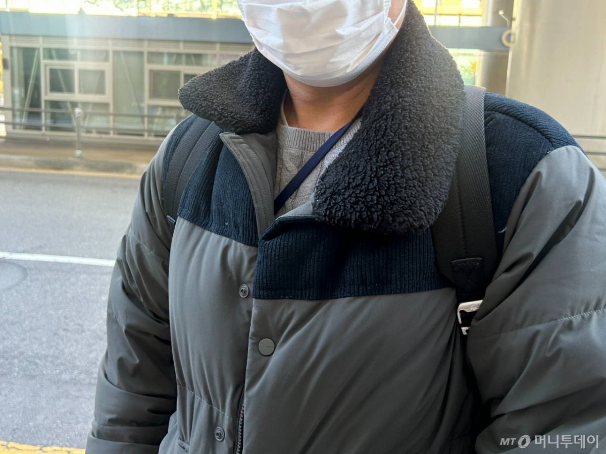 3일 오전 노원구에서 광화문으로 출근하는 40대 남성 김씨의 모습. 김씨는 기온이 떨어졌다는 기상예보를 보고 패딩과 마스크를 착용했다. /사진=김지현 기자.