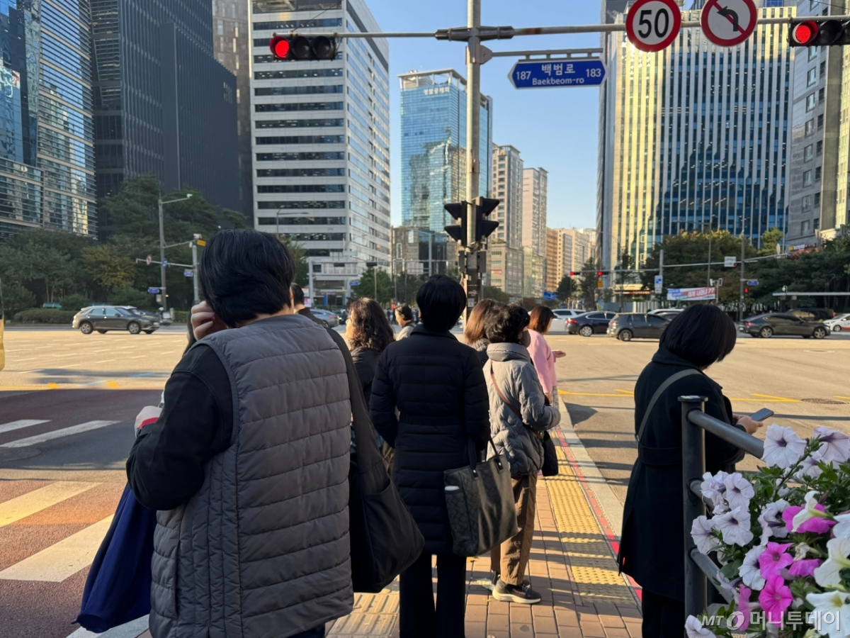 3일 오전 공덕역 버스정거장에서 신호를 기다리는 사람들의 모습. /사진=최문혁 기자.