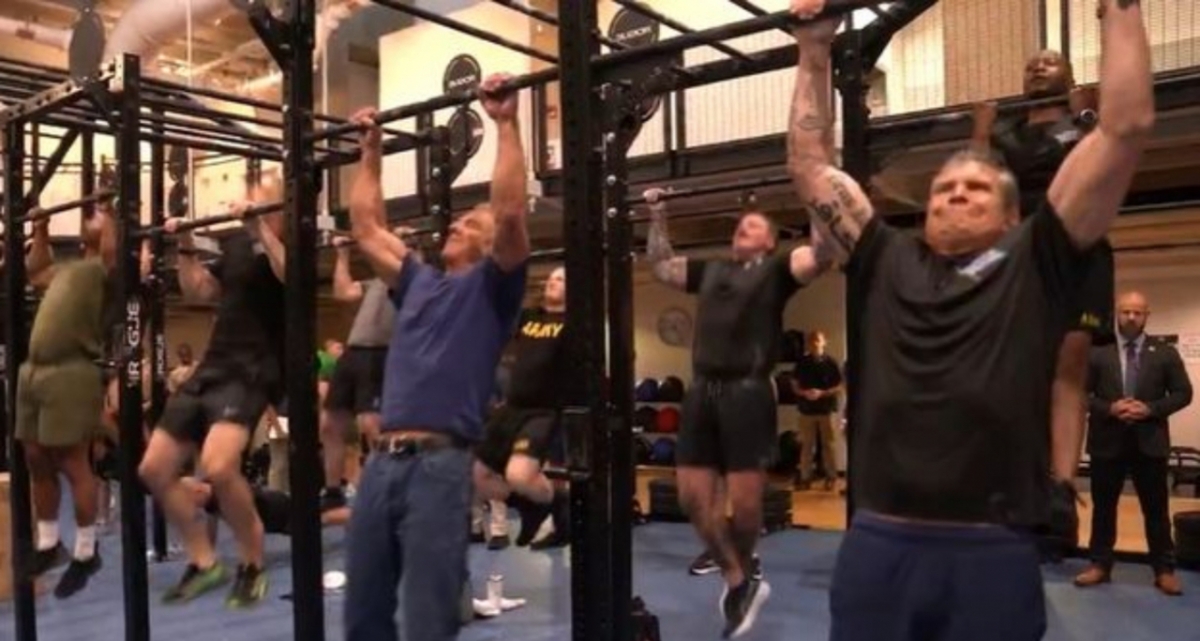피트 헤그세스 미국 전쟁부 장관(오른쪽)과 로버트 케네디 주니어 보건복지부 장관(가운데)이 지난 8월18일(현지 시간) 미 국방부 체력단련실에서 10분 안에 팔굽혀펴기(푸시업) 100개, 턱걸이 50개를 하는 이른바 '피트와 바비(케네디 장관 애칭) 챌린지'에 나선 모습. / 사진=뉴시스