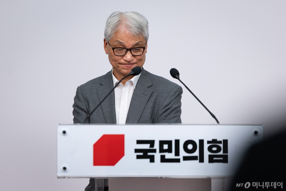 (서울=뉴스1) 유승관 기자 = 여상원 국민의힘 중앙윤리위원회 위원장이 11일 서울 여의도 당사에서 윤리위원회 회의 후 기자회견을 하고 있다. 윤리위는 이날 회의에서 지난 대통령 선거 과정에서 대선후보 교체 시도와 관련, 권영세 의원과 이양수 의원에 대한 당무감사위원회의 '당원권 정지 3년' 중징계 요구에 대해 징계하지 않기로 결정했다. 2025.9.11/뉴스1 Copyright © 뉴스1. All rights reserved. 무단 전재 및 재배포, AI학습 이용 금지. /사진=(서울=뉴스1) 유승관 기자