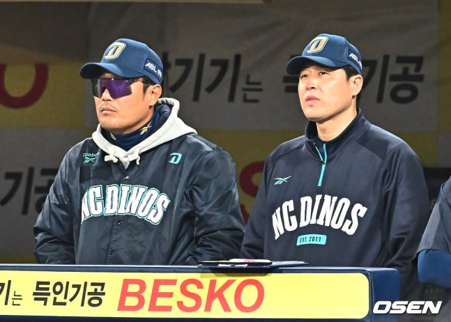 김수경 투수코치(오른쪽)가 NC를 떠나 키움의 투수총괄코치 역할을 맡게 됐다.