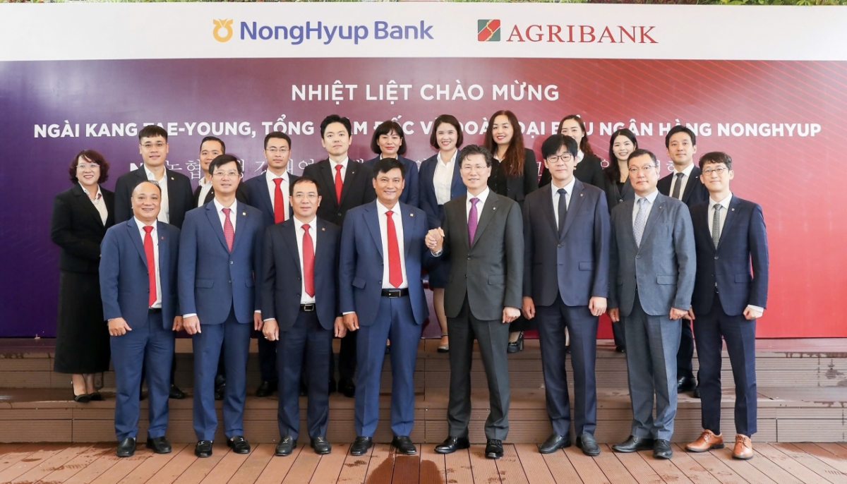 지난달 31일 강태영 NH농협은행장(앞줄 왼쪽에서 5번째)이 베트남 하노이 아그리뱅크 본사에서 팜 또안 브엉 은행장(앞줄 왼쪽에서 4번째)을 접견하고 두 은행 간의 파트너십 강화를 논의했다. /사진제공=NH농협은행