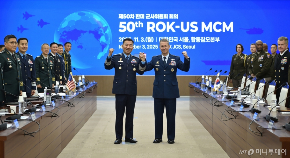 진영승 합동참모본부 의장과 댄 케인 미국 합참 의장이 3일 서울 용산구 합동참모본부에서 열린 제50차 한미 군사위원회 회의(MCM)에 앞서 기념촬영을 하고 있다. / 사진= 합동참모본부