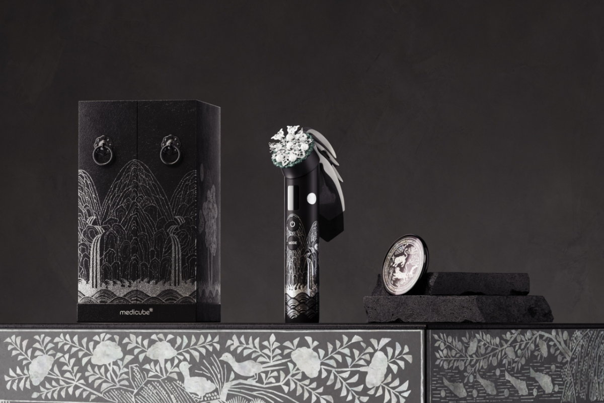 에이피알이 2025 APEC 정상회의에 협찬한 '부스터 프로 일월오봉도 에디션'. /사진제공=에이피알