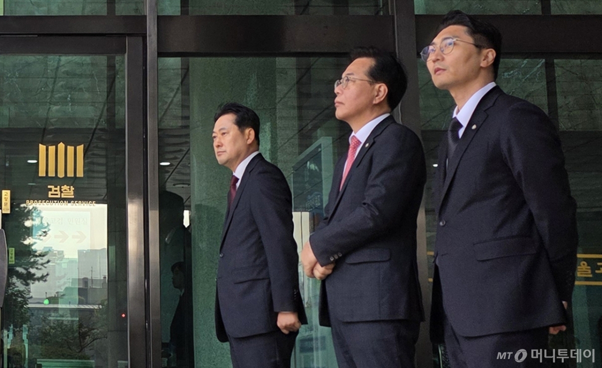 장동혁(왼쪽부터) 국민의힘 대표, 송언석 원내대표, 박준태 당대표 비서실장이 지난달 31일 서울 서초구 서울고검에 마련된 조은석 내란특별검사팀 사무실 앞에서 추경호 전 원내대표를 기다리고 있다. /사진=류현주