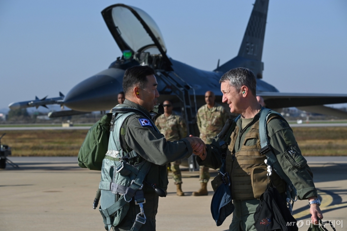 (서울=뉴스1) = 진영승 합참의장(왼쪽)과 존 대니얼 케인 미국 합참의장이 3일 오산기지에서 연합 편대비행을 지휘하기에 앞서 악수하고 있다. (합참 제공. 재판매 및 DB금지) 2025.11.3/뉴스1 Copyright © 뉴스1. All rights reserved. 무단 전재 및 재배포, AI학습 이용 금지.