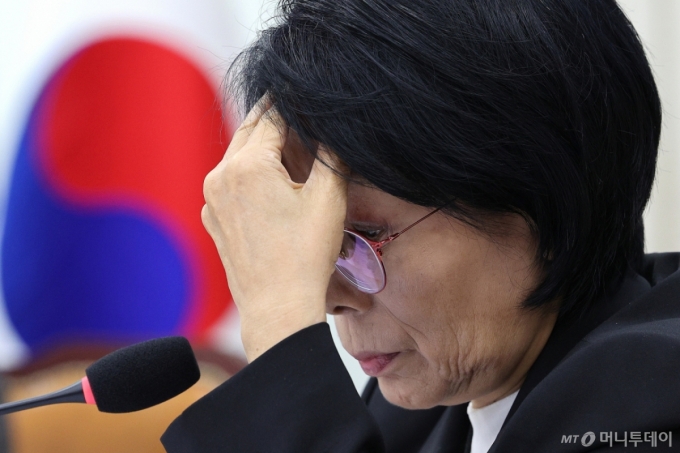 (서울=뉴스1) 신웅수 기자 = 최민희 위원장이 30일 서울 여의도 국회 과학기술정보방송통신위원회에서 열린 국정감사 종합감사에서 생각에 잠겨 있다. 2025.10.30/뉴스1  Copyright (C) 뉴스1. All rights reserved. 무단 전재 및 재배포,  AI학습 이용 금지. /사진=(서울=뉴스1) 신웅수 기자