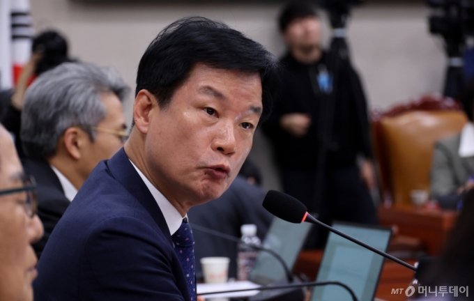 [서울=뉴시스] 김금보 기자 = 박균택 더불어민주당 의원이 24일 오후 서울 여의도 국회에서 열린 법제사법위원회의 고위공직자범죄수사처에 대한 국정감사에서 질의를 하고 있다. 2025.10.24. kgb@newsis.com /사진=김금보