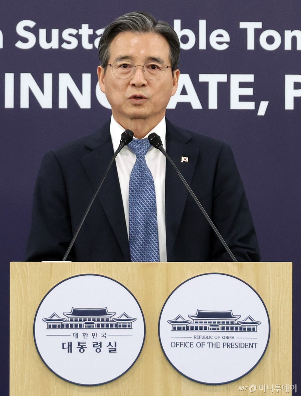 [경주=뉴시스] 고범준 기자 = 김용범 대통령실 정책실장이 31일 경북 경주 국제미디어센터(IMC) 중앙기자실에서 엔비디아 및 IMF 접견 관련 브리핑을 하고 있다. (대통령실통신사진기자단) 2025.10.31. bjko@newsis.com /사진=