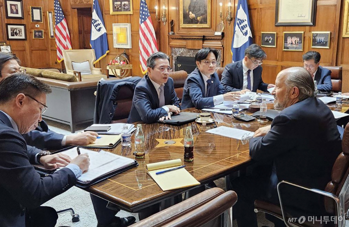 (서울=뉴스1) = 김용범 대통령실 정책실장과 김정관 산업통상자원부 장관이 16일(현지시간) 미국 워싱턴 D.C. 상무부 회의실에서 하워드 러트닉(Howard Lutnick) 미 상무부 장관과 면담을 갖고 한미 관세협상 현안을 논의하고 있다. (산업통상자원부 제공. 재판매 및 DB 금지) 2025.10.19/뉴스1  Copyright © 뉴스1. All rights reserved. 무단 전재 및 재배포,  AI학습 이용 금지. /사진=(서울=뉴스1)